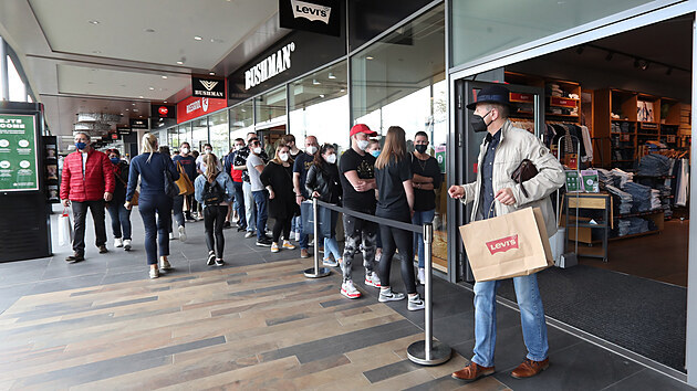 Pražské obchodní centrum Fashion Outlet Arena navštívilo první sobotu po znovuotevření obchodů mnoho nakupujících. Před obchody se tvořily fronty. (15. května 2021)