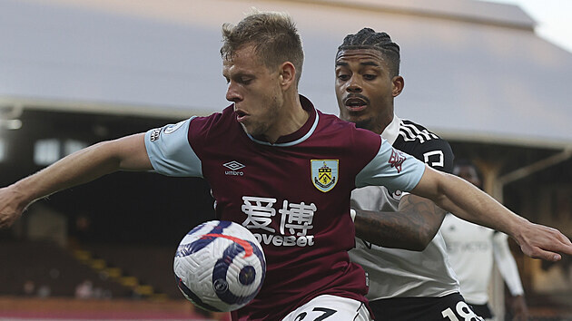 Matj Vydra (vlevo) z Burnley v souboji s Mariem Leminou z Fulhamu