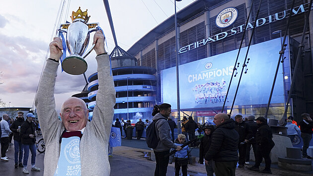 Fanouek Manchesteru City slav ped Etihad Stadium s kopi trofeje pro anglick mistry.