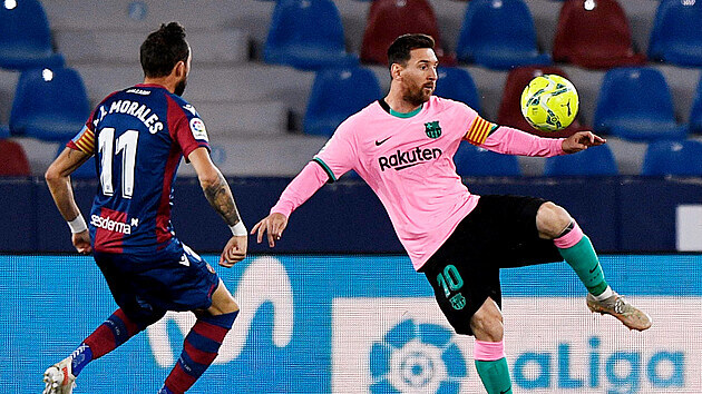 Lionel Messi (vpravo) z Barcelony si zpracovv m ped Josem Luisem Moralesem z Levante.
