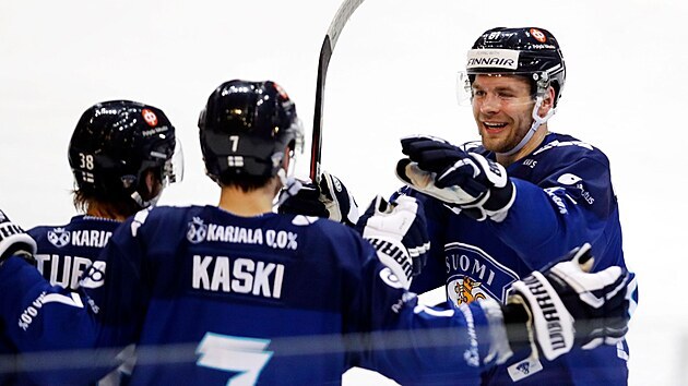 Finský hokejista Teemu Turunen oslavuje svůj gól se spoluhráči.