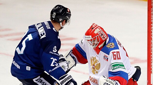 Finský hokejista Jere Karjalainen skóruje proti Rusku.