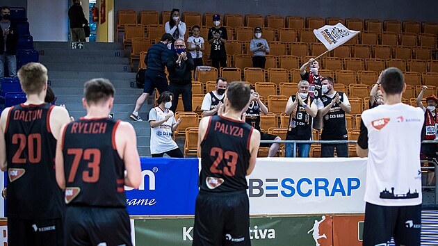 Nymburt basketbalist se raduj ze sv vhry v Brn.