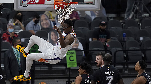 Jalen Smith z Phoenixu smeuje proti San Antoniu.