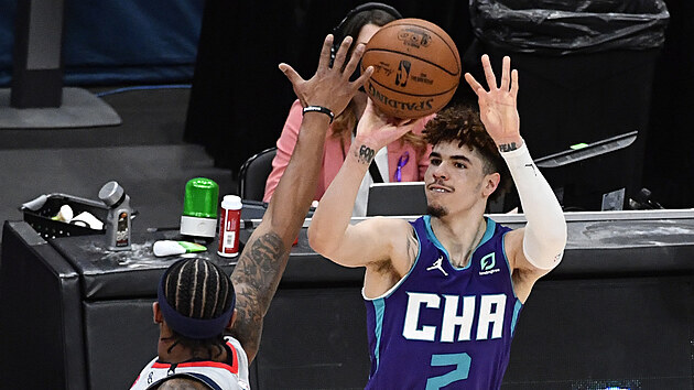 LaMelo Ball (2) z Charlotte stl na washingtonsk ko pes Bradleyho Beala.