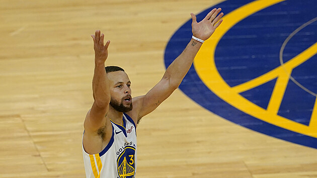 Stephen Curry z Golden State oslavuje svou trefu.