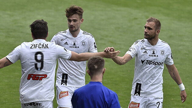Olomoučtí fotbalisté se radují z gólu, který dal Pavel Zifčák.