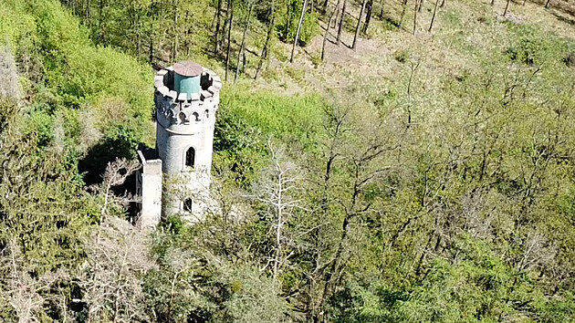 Netradiční rozhledna uprostřed berounských lesů láká turisty už 128 let. Čím je zajímavá? Především tím, že má podobu hradní věže.