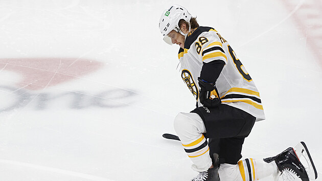Bostonský útočník David Pastrňák klečí na ledě.