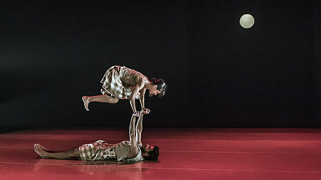 Záběr z představení If At All, které na festivalu Divadelní svět Brno 2021 předvede izraelský Kibbutz Contemporary Dance Company