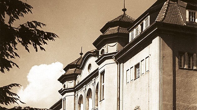 Vila továrníka Neumanna na snímku z roku 1946. Bylo v ní městské a textilní muzeum, později ředitelství zoo. Nyní je zde i galerie obrazů Zdeňka Buriana.