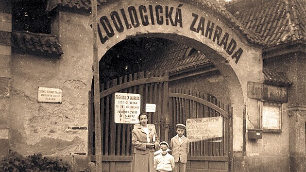 Brána do zoo na snímku okolo roku 1958. Zaměstnanci i návštěvníci vcházeli z ulice Z. Nejedlého, nyní Štefánikova. Dnes je vchod opatřen automatickou bránou a slouží pouze pro provozní účely zoo.