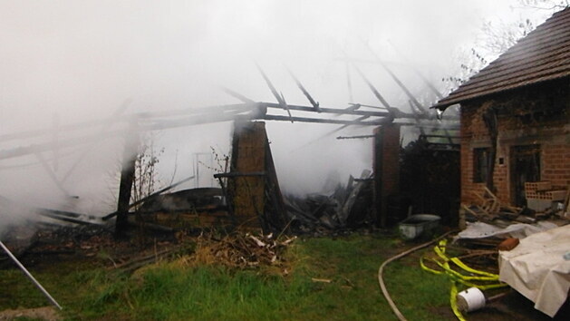Požár dvou stodol v Nevraticích (16. 5. 2021)