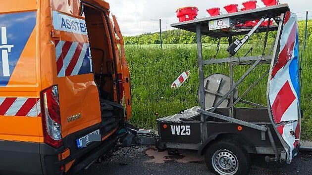 Nákladní auto narazilo do vozidel údržby dálnice na 51. kilometru D11 u obce Polní Chrčice (16. 5. 2021).