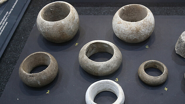 Součástí výstavy Ozdoby dávné doby v Západočeském muzeu v Plzni jsou jsou i mohutné a těžké mramorové náramky. (6. 5. 2021)