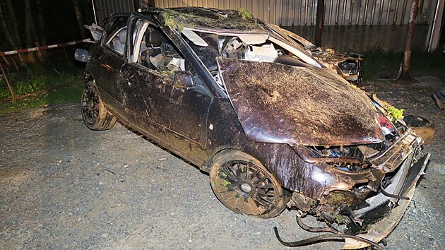 Mladý řidič nezvládl jízdu na mokré vozovce a havaroval v obci Kout na Šumavě.