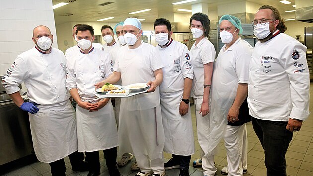 Národní tým kuchařů připravil spolu s kuchaři Domažlické nemocnice speciální menu pro personál zdravotnického zařízení. Vyjádřili tak své díky za jejich nasazení v covidové době. (12. 5. 2021)
