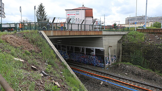 Dělníci začali s opravou asfaltové vozovky na mostě mezi plzeňskými čtvrtěmi Slovany a Doubravka. (14. 5. 2021)