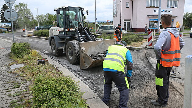 Dělníci začali s opravou asfaltové vozovky na mostě mezi plzeňskými čtvrtěmi Slovany a Doubravka. (14. 5. 2021)