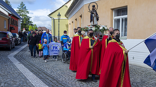 Průvodem biskupů a věřících začala v Nepomuku na Plzeňsku slavnostní poutní mše svatá k oslavám 300. výročí blahořečení sv. Jana Nepomuckého. (16. 5. 2021)