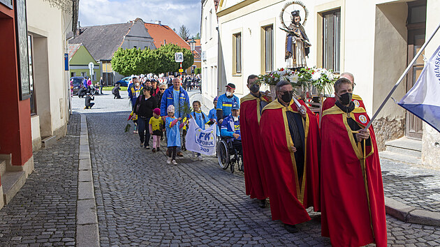 Průvodem biskupů a věřících začala v Nepomuku na Plzeňsku slavnostní poutní mše svatá k oslavám 300. výročí blahořečení sv. Jana Nepomuckého. (16. 5. 2021)