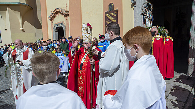 Prvodem biskup a vcch zaala v Nepomuku na Plzesku slavnostn poutn me svat k oslavm 300. vro blahoeen sv. Jana Nepomuckho. (16. 5. 2021)