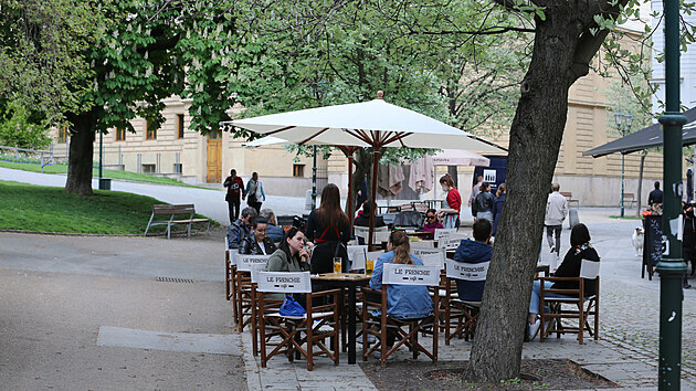 Zahrdky restaurac v centru Plzn se prvn den po oteven zaaly plnit hosty. (17. 5. 2021)