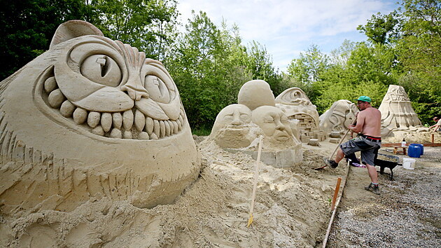Až pět metrů vysoké jsou sochy, které z písku tvoří umělci v Lednici. Tématem letošního ročníku je  Cesta do fantazie aneb surrealismus.