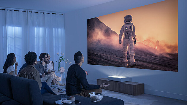 Jako v kině. Výkonný laserový projektor Samsung The Premiere na vaši zeď promítne obraz o šíři tři metry