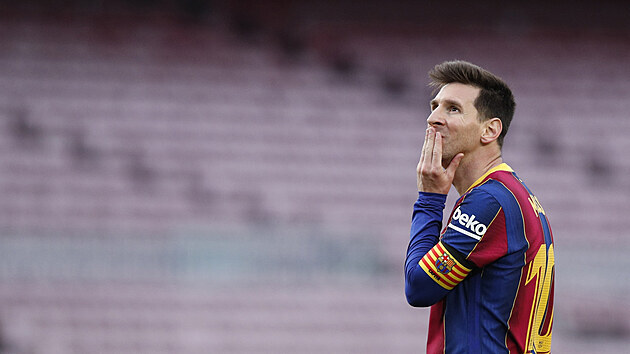 Barcelonsk kapitn Lionel Messi pemt, co s tmem udl erven karta Clementa Lengleta.