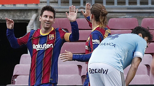 TO BYLO JET VESELO. Lionel Messi a Antoine Griezmann slav barcelonsk gl, domc ale veden proti Celt Vigo promarnili a porkou 1:2 se definitivn vyadili z boje o panlsk titul.