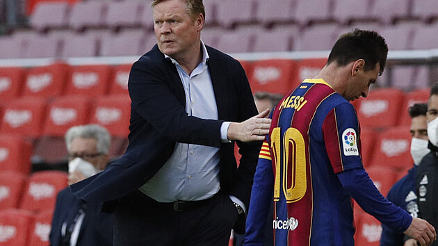 Lionel Messi opouští trávník po porážce se Celtou Vigo, na snímku i barcelonský trenér Ronald Koeman.