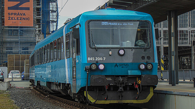 Motorov jednotka ady 845 spolenosti Arriva ek na praskm hlavnm ndra na odjezd smr Beroun, Beznice a esk Budjovice.