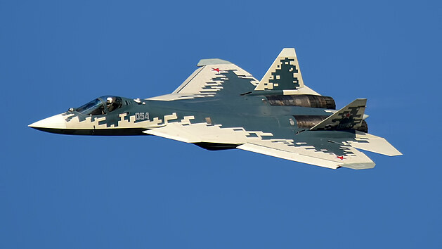 Ruský „stealth“ Su-57 dodnes nedostal finální motory projektu Izdělije 30 a jak dokládá odstoupení Indie od společného projektu, trpí řadou nedodělků. Ruská armáda mezitím krátí plánované počty objednaných strojů, a přestože společnost Suchoj představila exportní variantu Su-57E, první ruský letoun 5. generace na první exportní úspěchy zatím čeká.