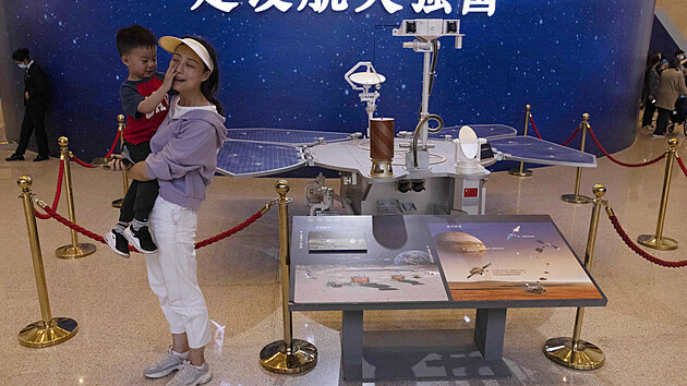 Model marsovské pojízdné laboratoře Ču-žung v životní velikosti na výstavě čínského vesmírného programu