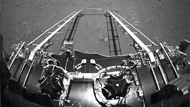 Snímek rampy přistávacího modulu, která slouží k sjetí čínské robotické laboratoře Ču-žung na povrch Marsu.