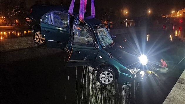Auto, které sjelo na pražské Kampě do Vltavy, vyprošťovaly v pondělí v noci tři jednotky hasičů. S vyproštěním třiapadesátiletého řidiče, který v autě zůstal musel pomoct policistům až hasičský potápěč. (10. května 2021)