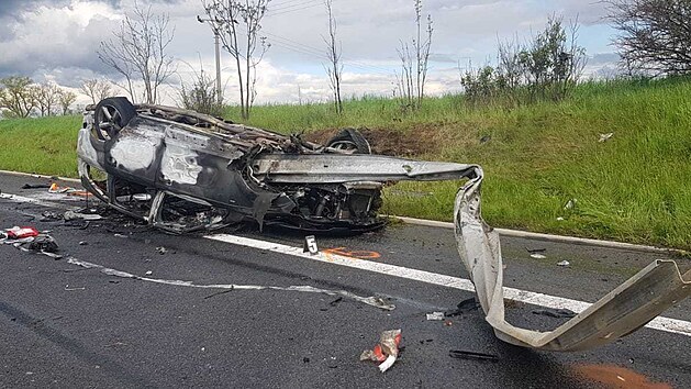 Při dopravní nehodě na dálnici D4 u Obořiště na Příbramsku se zranili řidič ve středním věku a dítě. Auto skončilo na střeše a začalo hořet. (15. května 2021)