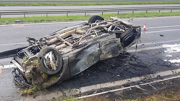Při dopravní nehodě na dálnici D4 u Obořiště na Příbramsku se zranili řidič ve středním věku a dítě. Auto skončilo na střeše a začalo hořet. (15. května 2021)