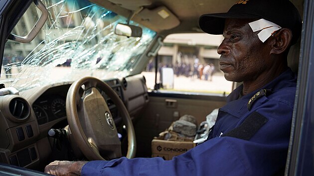 Zrann policista Nsonso Lenga Lambert sed v policejnm vozidle, kter pokozeno pi stetu s muslimskmi vcmi ped stadionem Marthys v hlavn mst Konga 13. kvtna 2021.