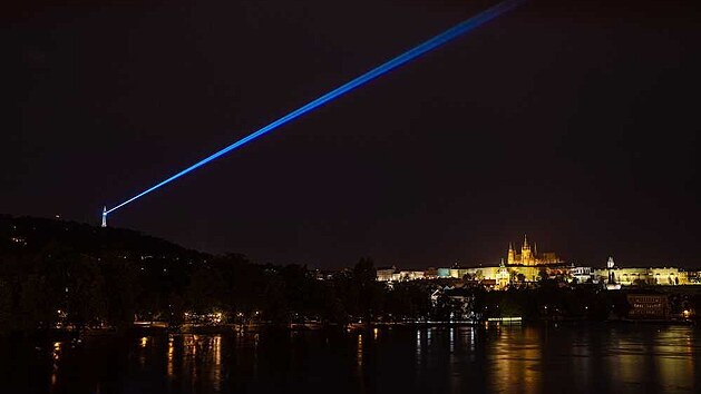 Laserový paprsek bude v sobotu a neděli večer svítit z pražského Petřína na sídlo Akademie věd na Národní třídě. Vždy od osmé hodiny večerní do půlnoci. Instalace je symbolickou oslavou Mezinárodního dne světla připadajícího na 16. května.