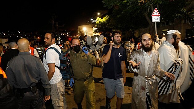 Destky zrannch si vydalo zhroucen ochozu v synagoze u Jeruzalma. Uvnit bylo v t dob podle policie vce ne 600. (16. kvtna 2021)