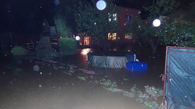 Hasiči v noci na čtvrtek pomáhali lidem v Šilheřovicích na Opavsku. Voda tam zatopila desítky domů. (12. května 2021)