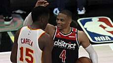 Russell Westbrook  z Washingtonu (vpravo) a Cllint Capela z Atlanty.