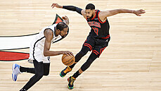 Garrett Temple z Chicage se sna�í zastavit pr�nik Kevina Duranta z Brooklynu.