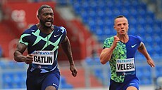 Justin Gatlin vítěz a Jan Veleba v závodě na sto metrů.