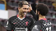 Roberto Firmino a Mo Salah z Liverpoolu oslavují gól na hiti Burnley.