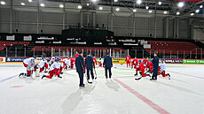 Národní tým na prvním tréninku v Olympijském centru Elektrum v Rize ped...