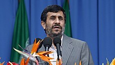 Íránský prezident Ahmadínežád na vojenské přehlídce v Teheránu (18. dubna 2010)