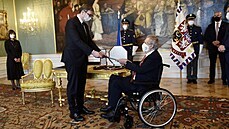 Prezident Milo Zeman pedává srbskému prezidentovi Aleksandaru Vuiovi ád...